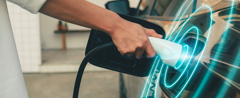 Recharger une voiture électrique. Article Sorelenergies.fr